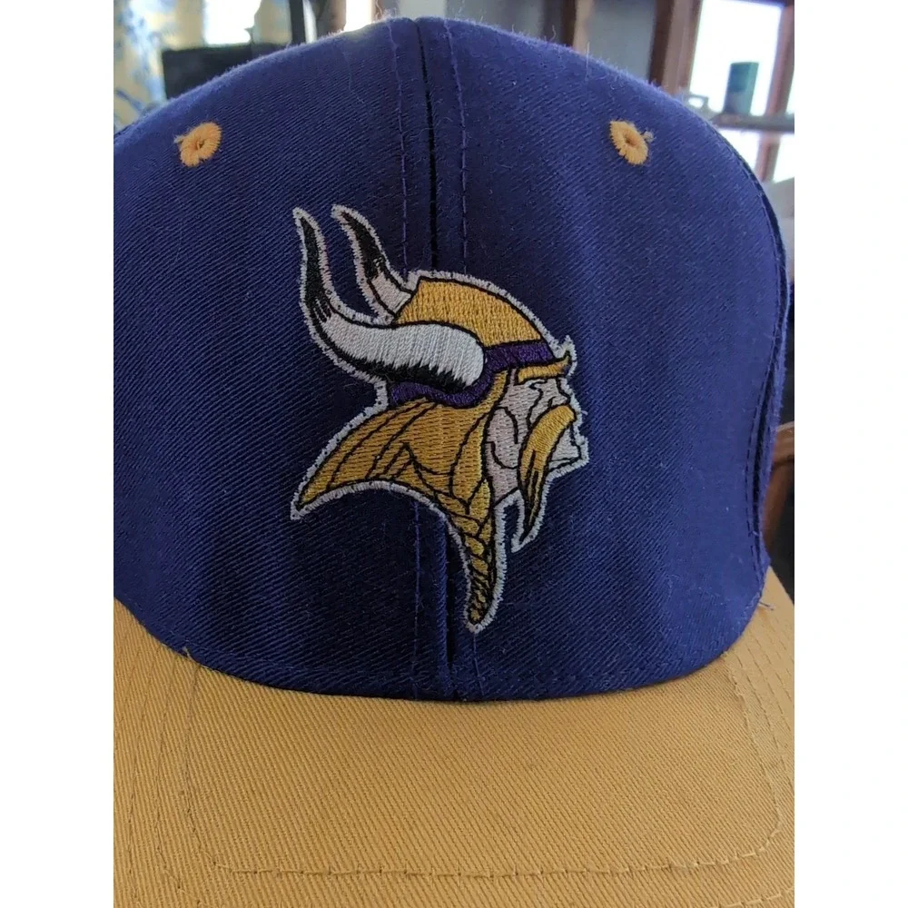 Minnesota Vikings Light Up Logo Cap. NHL Strapback. Logo 7.‎ Works! Needs 9v
